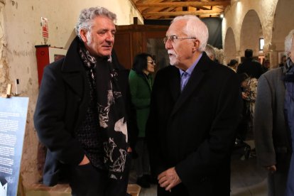 Toño Benavides y Luis Mateo Díez conversan durante la presentación de ayer.