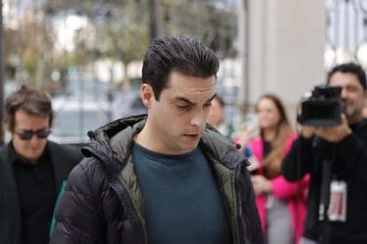 Alejandro Mínguez, uno de los cinco acusados por el asesinato del joven brasileño Samuel Luiz, a su entrada a los juzgados. EFE/Cabalar