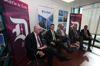 El viceconsejero de Economía y Competitividad de la Junta, Carlos Martín Tobalina; el director comercial de Tvitec, Alberto Sutil; el director de Diario de León, Joaquín S. Torné;el director general de Infraestructuras y Sostenibilidad Ambiental, José Manuel Jiménez; y el director de la fábrica de LM Wind Power, Jorge López.