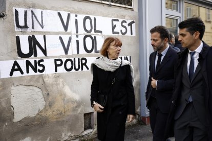 Gisele Pelicot (I), acompañada por sus abogados Stephane Babonneau (D) y Antoine Camus (C). EFE/EPA/YOAN VALAT