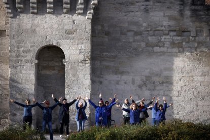 Apoyo de Gisele Pelicot frente al tribunal penal en Avignon. EFE/EPA/YOAN VALAT