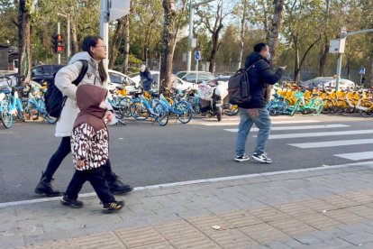Subsidios, tratamientos de fertilidad gratuitos y hasta llamadas telefónicas para animar a las jóvenes a concebir son algunas de las estrategias que China ha desplegado para tratar de contrarrestar el declive poblacional, un fenómeno que amenaza su crecimiento económico. El país, que en 2023 cedió a la India el título de nación más poblada del mundo, según la ONU, permite desde 2021 tener un tercer hijo, pero la tasa de fertilidad sigue cayendo y, según analistas locales, se sitúa en torno a 1,0 hijos por mujer, colocando a China solo por encima de Corea del Sur en este indicador. EFE/Lorena Cantó