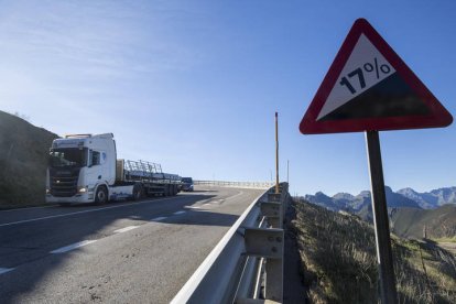 Un cartel señala la pendiente del 17 % en el Puerto de Pajares.