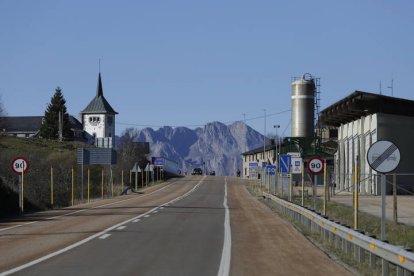 La última recta antes de que la N-630 se precipite por el abismo del Puerto de Pajares.