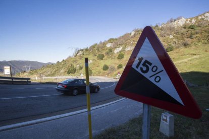 Una de las indicaciones que señala las pronunciadas cuestas de la N-630 por el Puerto de Pajares.