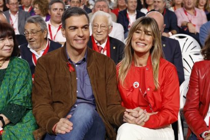 Pedro Sánchez con su esposa Begoña Gómez ayer, en el congreso del PSOE en Sevilla.