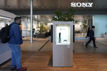 Un hombre observa una consola de videojuegos Sony PlayStation (PS5) exhibida en la sede de la compañía en Tokio, Jel 3 de diciembre de 2024. EFE/EPA/CHRISTOPHER JUE