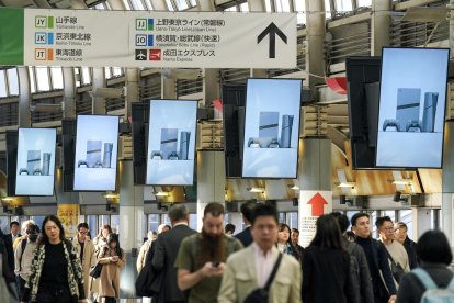 Publicidad de la consola PlayStation 5 Pro de edición limitada de Sony en la estación Shinagawa en Tokio, el 3 de diciembre de 2024. EFE/EPA/CHRISTOPHER JUE