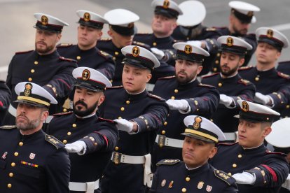 Soldados de la Infantería de Marina desfilan durante la celebración del Día de la Constitución en el Congreso de los Diputados en Madrid, este viernes. EFE/ Borja Sanchez-Trillo