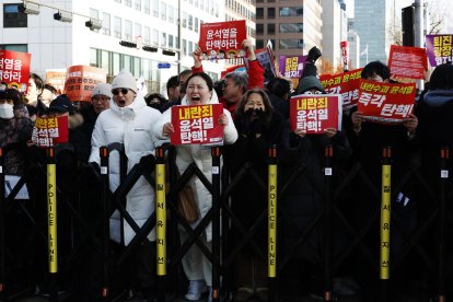 Los manifestantes sostienen pancartas que piden la destitución del presidente Yoon Suk-yeol frente a la Asamblea Nacional en Seúl, el 7 de diciembre de 2024. EFE/EPA/HAN MYUNG-GU