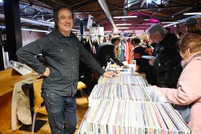 El leonés Juancho López, de Discos Lizard, en el mercadillo de moda y música este viernes durante el Purple Weekend 2024-