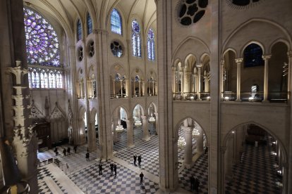 Vista general del interior de la catedral de Notre Dame de París tras la reforma.