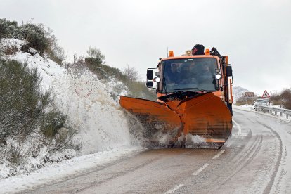 La nieve cubre la montaña de León en el puerto de Pajares y la comarca de los Argüellos.