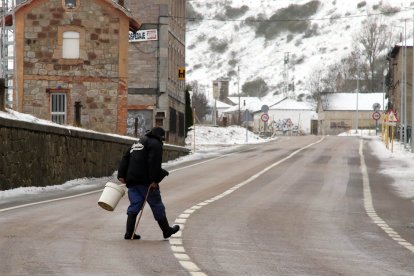 La nieve cubre la montaña de León en el puerto de Pajares y la comarca de los Argüellos.