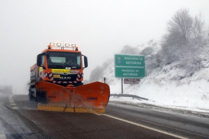 La nieve cubre la montaña de León en el puerto de Pajares y la comarca de los Argüellos.
