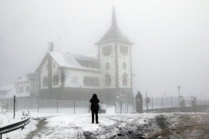 La nieve cubre la montaña de León en el puerto de Pajares y la comarca de los Argüellos.