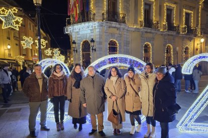 El alcalde, Javier Carrera, junto a la corporación, asistieron ayer al encendido oficial de las luces de Navidad en La Bañeza.