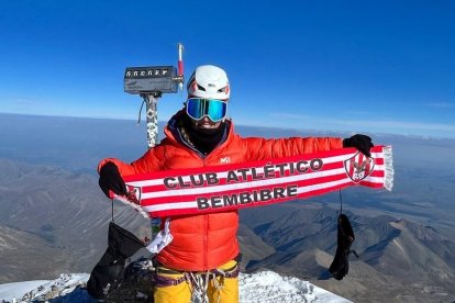 Alicia con la bufanda del Atlético Bembibre en la cima del Elbrus.