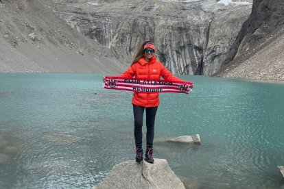 Con la bandera del Bembibre en la Patagonia chilena.