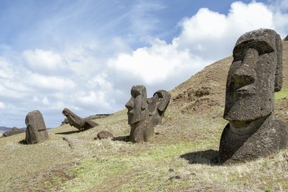 Moáis semienterrados junto a la cantera del volcán 