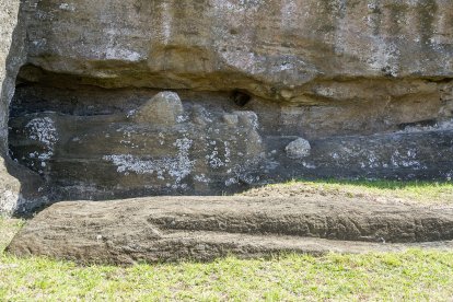 Moái sin terminar tallado en la roca madre.