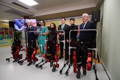 Presentación de los nuevos exoesqueletos pediátricos en el Hospital de León.