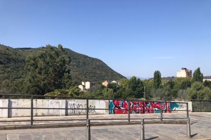 Muro del puente García Ojeda, objeto también de pintadas.