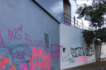 Así estaba la pared exterior del centro cívico de Flores antes de la intervención.