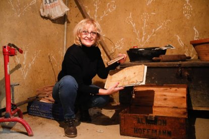 La bisnieta de Eleuterio, Nacha, muestra el lugar en el que encontró los documentos de la guerra de su antepasado.