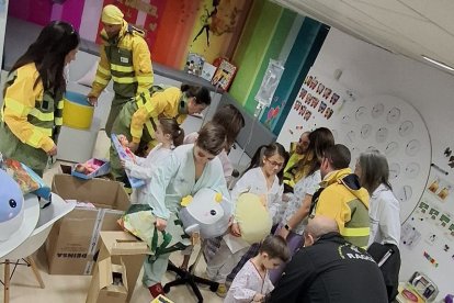 Visita de los Bomberos Forestales al Hospital de León.