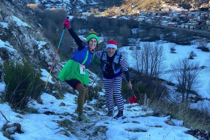 Dos participantes ataviados con disfraces en plena carrera.  ORGANIZACIÓN