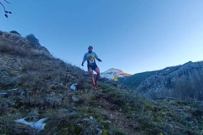 Uno de los corredores realizando la bajada. ORGANIZACIÓN