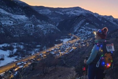 Espectacular estampa con la nueve como protagonista de la carrera San Silvestre Senenchallenge celebrada en Vega de Gordón.  ORGANIZACIÓN
