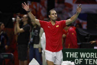El tenista español Rafa Nadal saluda al público en su despedida de las pistas. EFE/ Jorge Zapata