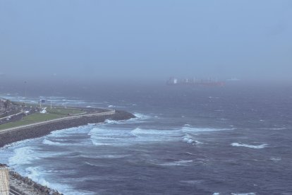 La Agencia Estatal de Meteorología (Aemet) anunció para este martes cielos despejados en general con intervalos de nubosidad alta en las islas más occidentales, calima en las islas orientales. EFE/ Elvira Urquijo A.