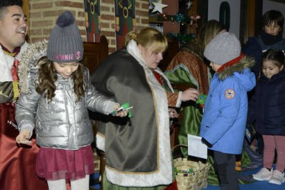 Niños ante carteros reales en unas navidades pasadas.