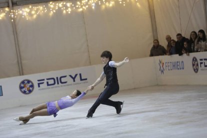 Actuación durante el acto de inauguración de la pista de hielo del centro comercial Espacio León.