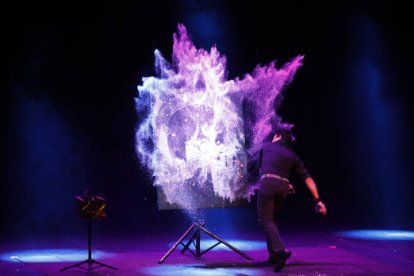 Actuación durante la Gala Internacional en una edición anterior del Festival Internacional de la Magia.