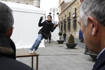 Actuación de una ilusionista durante una edición anterior del festival Magia en la calle