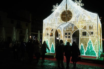 Los taxis llevan a los ancianos a ver las luces de Navidad en León.