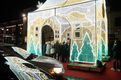Los taxis llevan a los ancianos a ver las luces de Navidad en León.