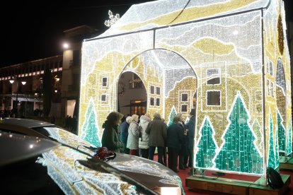 Los taxis llevan a los ancianos a ver las luces de Navidad en León.