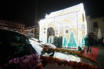 Los taxis llevan a los ancianos a ver las luces de Navidad en León.