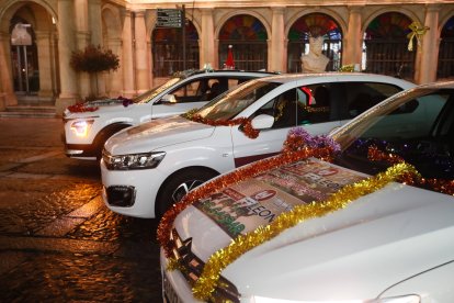 Los taxis llevan a los ancianos a ver las luces de Navidad en León.