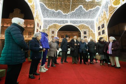 Los taxis llevan a los ancianos a ver las luces de Navidad en León.
