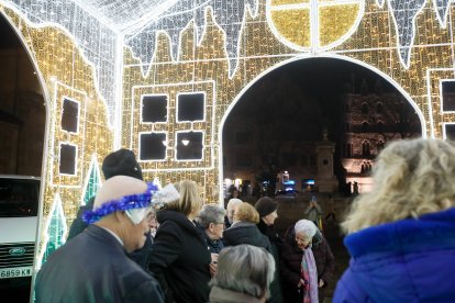 Los taxis llevan a los ancianos a ver las luces de Navidad en León.
