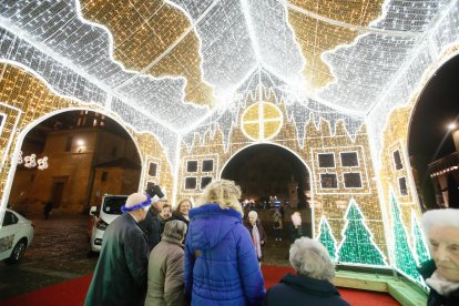 Los taxis llevan a los ancianos a ver las luces de Navidad en León.