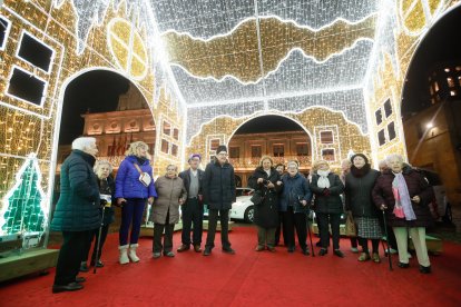Los taxis llevan a los ancianos a ver las luces de Navidad en León.