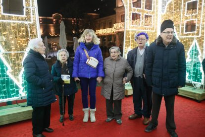 Los taxis llevan a los ancianos a ver las luces de Navidad en León.
