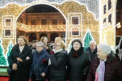 Los taxis llevan a los ancianos a ver las luces de Navidad en León.